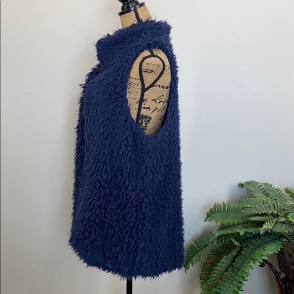Chelsea & Violet Navy Faux Fur Vest - Picture 5 of 9